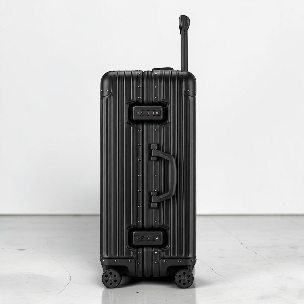 CASE.01 black aluminum suitcase with TSA locks and retractable handle. Cabin size.