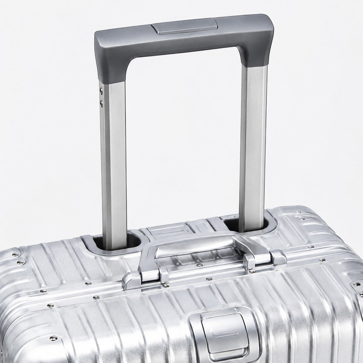 CASE.01 aluminum suitcase with retractable handle and side carry handle. Silver.
