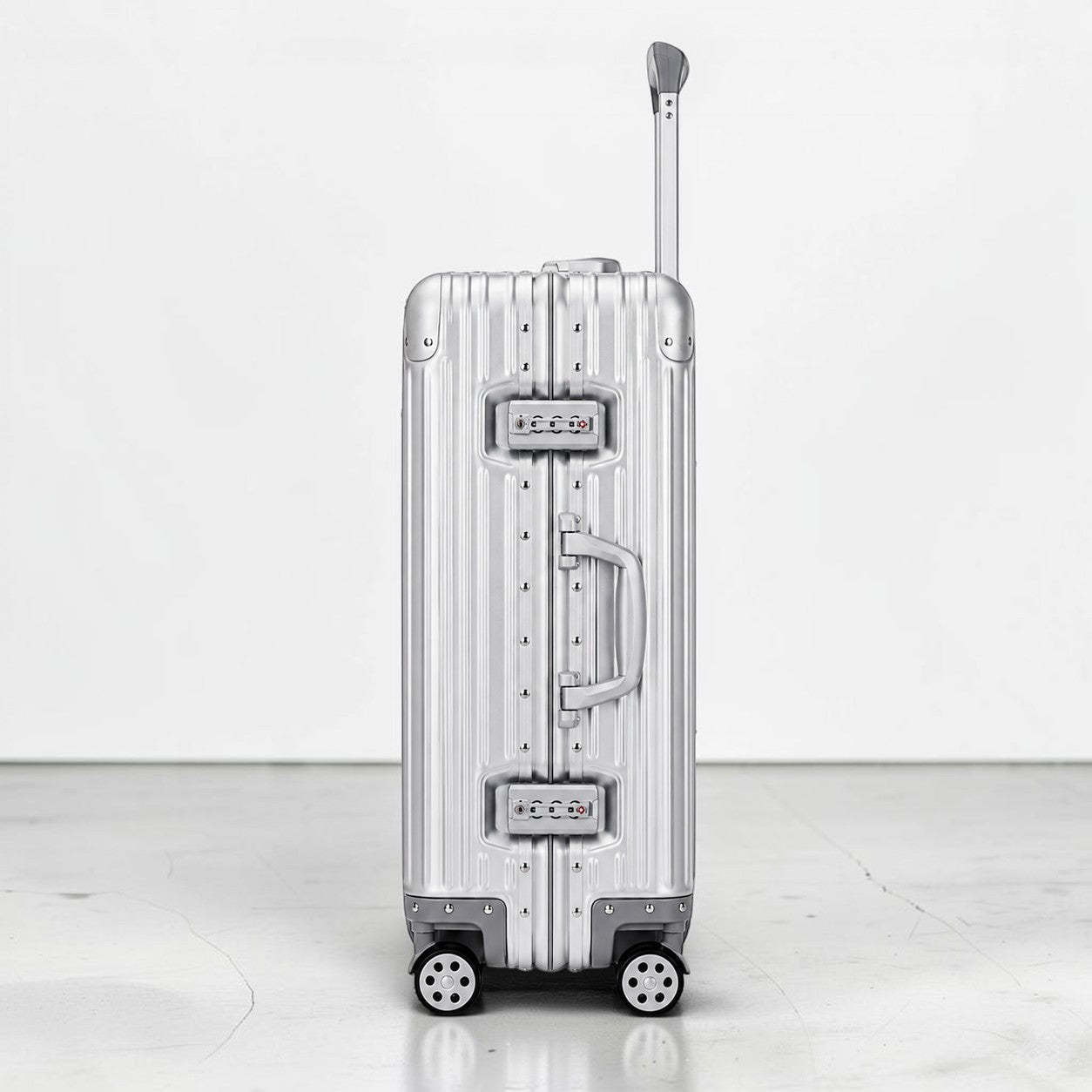 CASE.01 aluminum suitcase with TSA locks and telescopic handle, silver, cabin size.